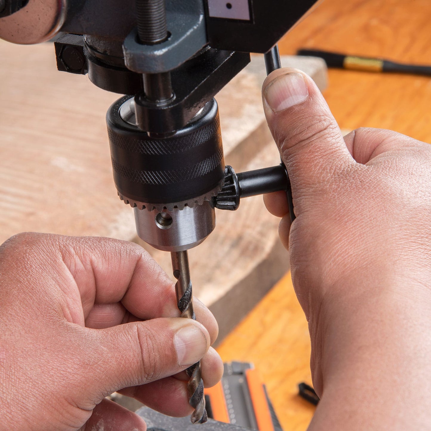 Taladro de piso 8", 1/3 HP (250 W), broquero 1/2", Truper