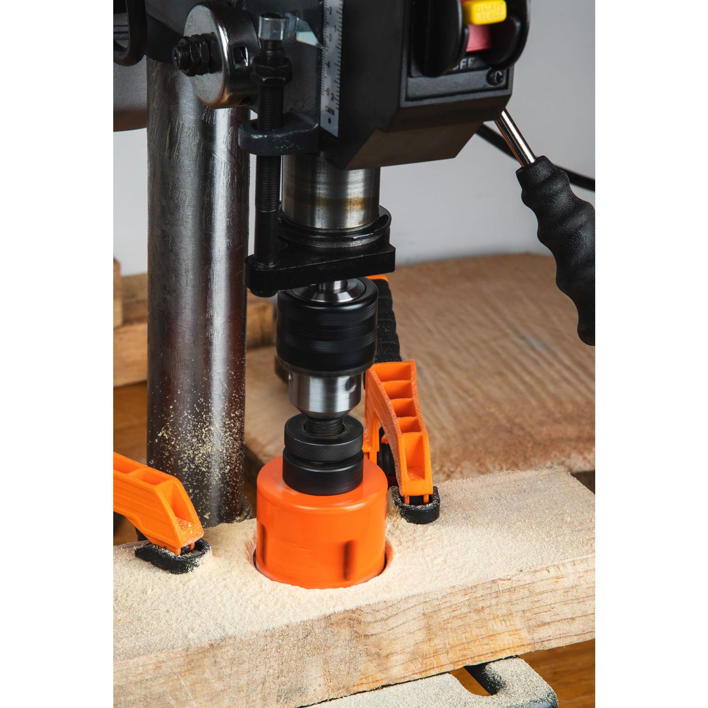 Taladro de piso 8", 1/3 HP (250 W), broquero 1/2", Truper